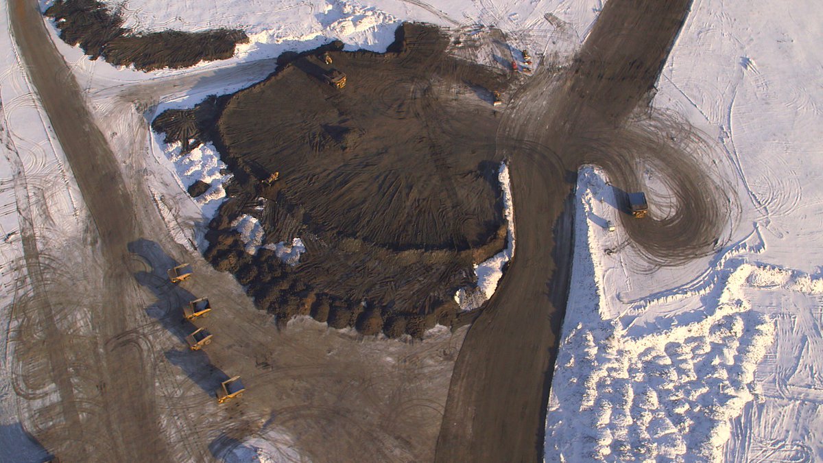 cashinvestigati's tweet photo. Le saviez-vous ? Il faut 2 tonnes de sables bitumineux pour obtenir un baril de pétrole de 159 litres. https://t.co/soePBNGj9h