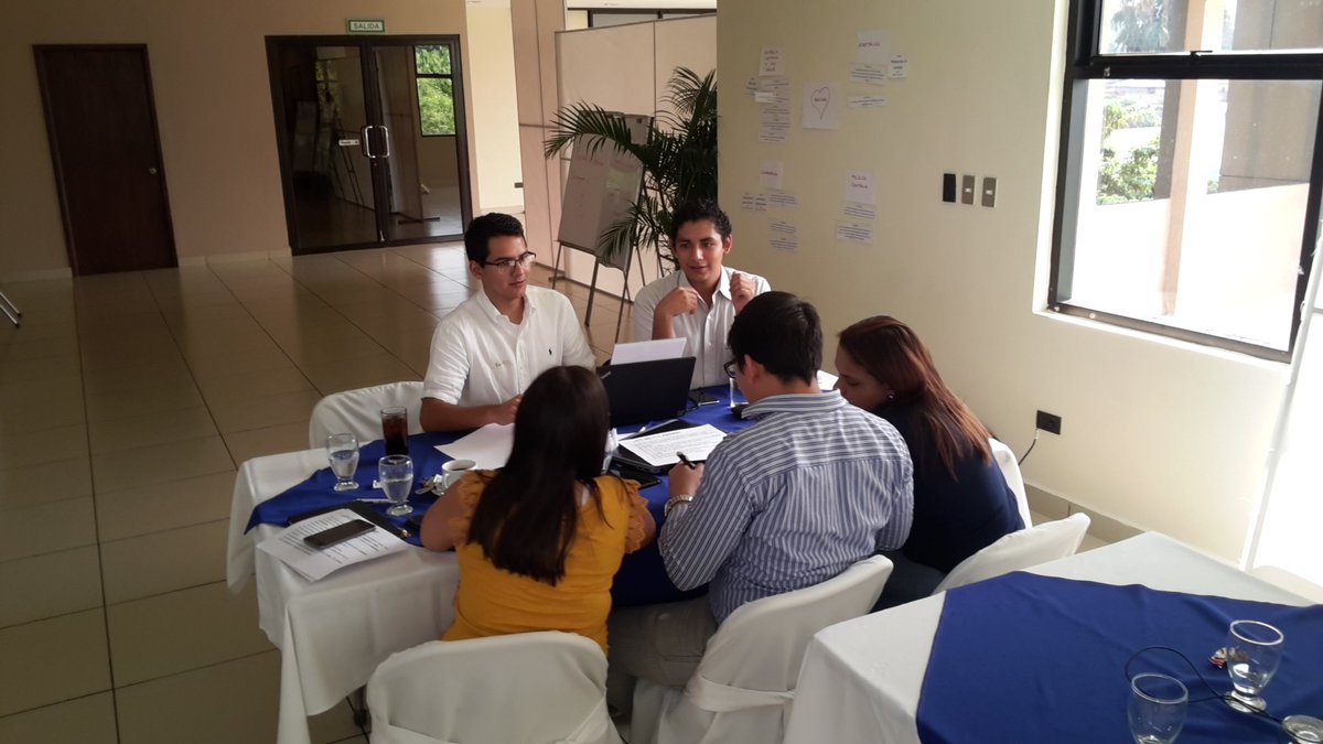 CarlosAHurtadoE's tweet photo. Equipos de @ASESUISA @BancoAgricolaSV trabajando en equipo
@AgilesSura 
#specwriter #somosagiles https://t.co/Z0NGnLHD5G