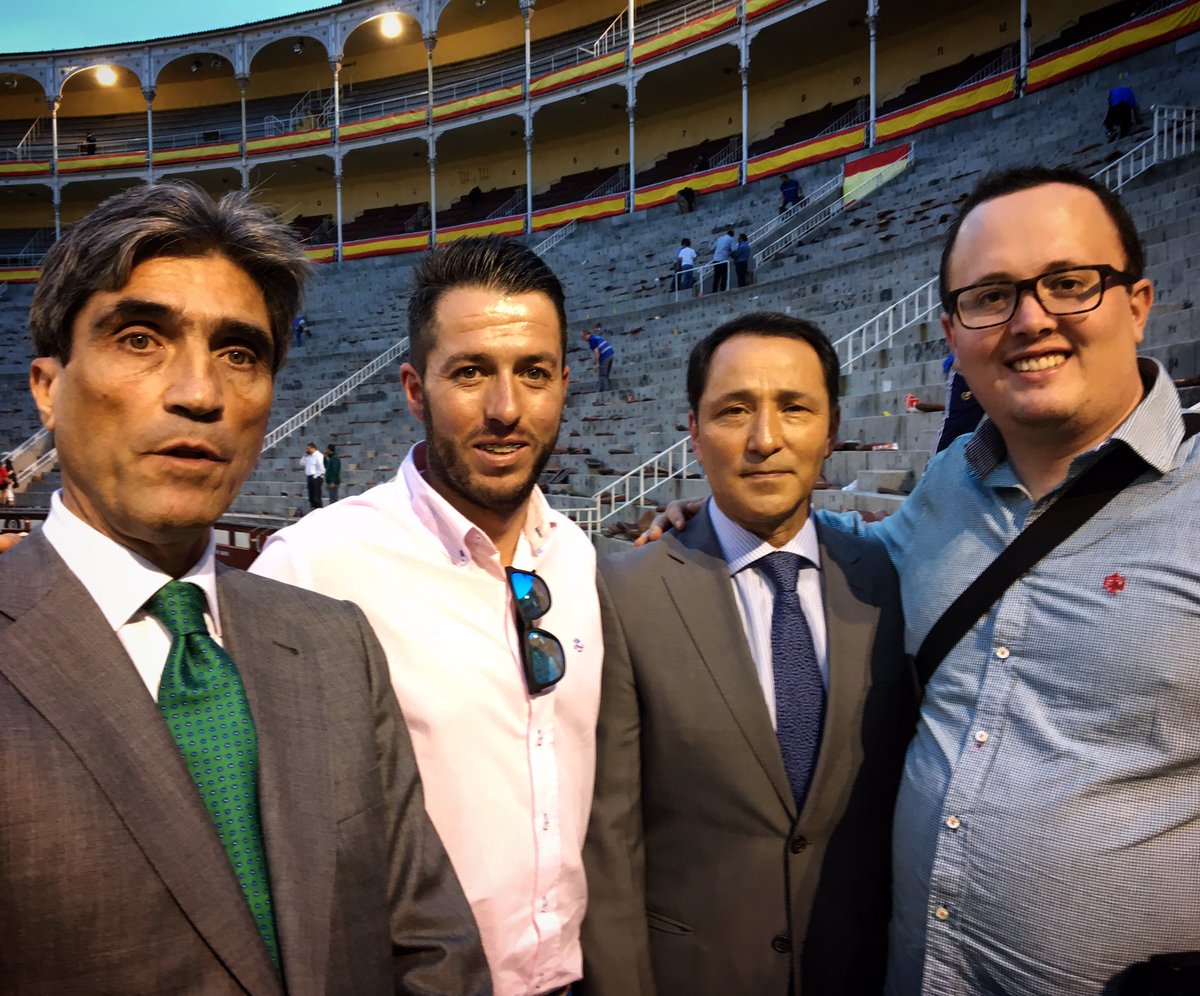 joseferla's tweet photo. @squillacci7 y yo con Emilio Muñoz y Cesar Rincón en Las Ventas, falta @ManoloMoles https://t.co/uq5rCcVj4Q