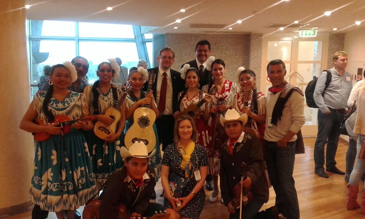 RubenBeltranG's tweet photo. Gran actuación del grupo #Huasteco en el festival #MoscowMeetFriends, aquí c @JorgeReynoso68 d @EmbaMexRus, BRAVO! https://t.co/A3yjksKhxV