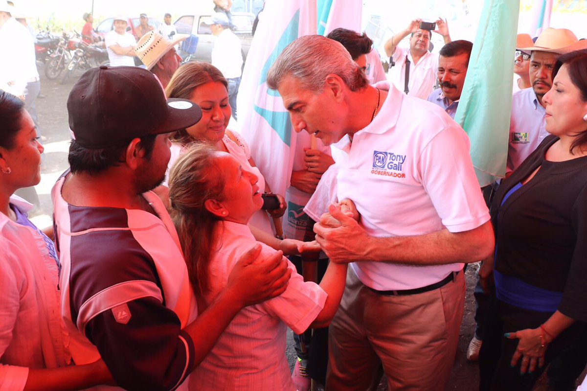 TonyGali's tweet photo. Y ahora con mi gente entusiasta de Atencingo. Gracias por su amabilidad y por permitirme hablar del #PlanParaPuebla https://t.co/Urn6pcKXwl