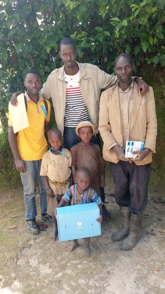 fils2014's tweet image. gakenke shop technician with retail supervisor after installation take a picture with customer 🏠😁😁😁