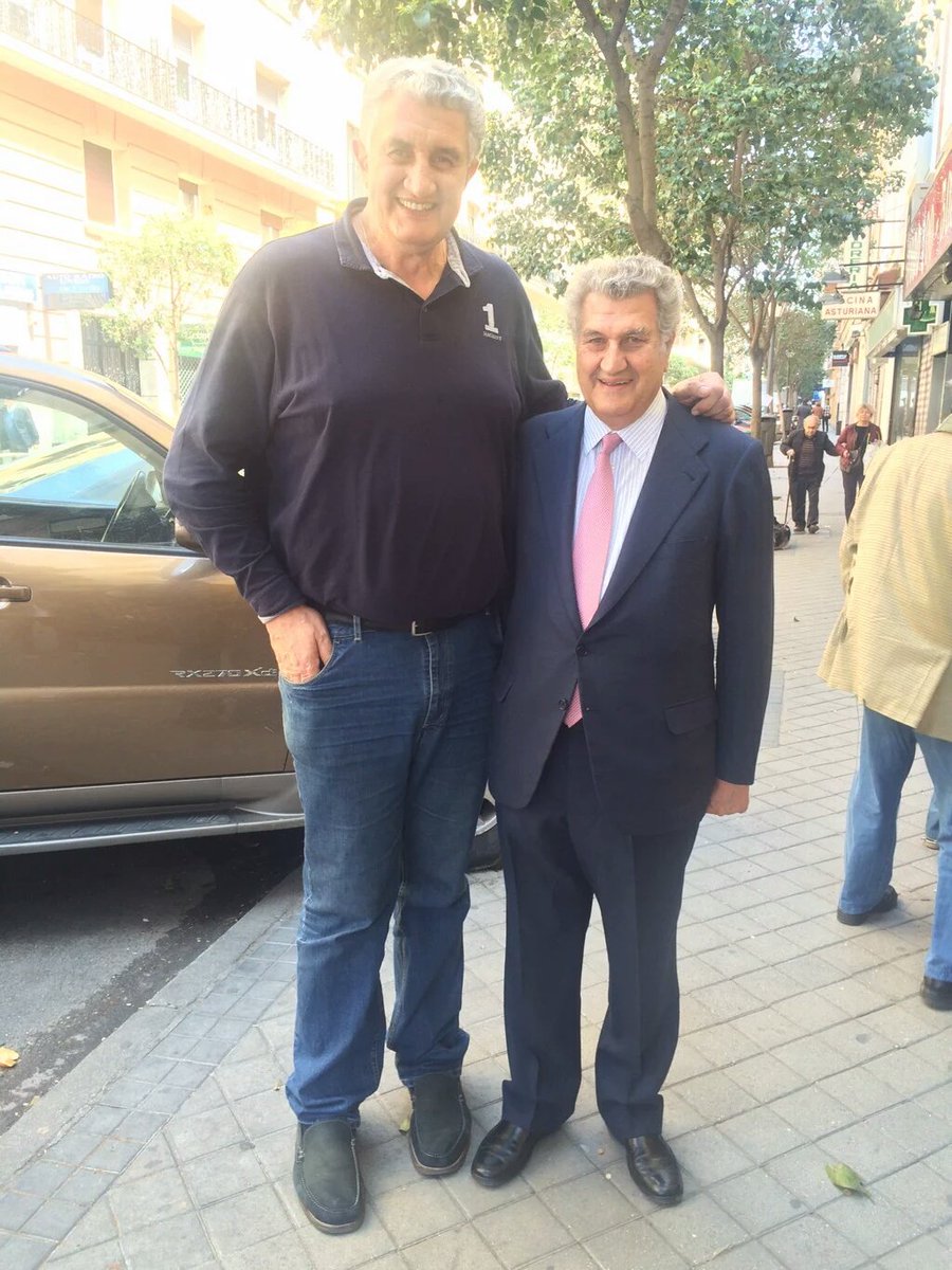 LaRessecreto's tweet photo. Cuando tu padre te deja su traje para tu primera Nochevieja. https://t.co/R5g2XtIw3y
