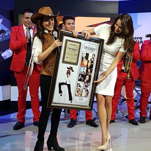 EdithMarquezL's tweet photo. ¡Gracias @sonymusicmexico y @boboproduccion por este reconocimiento, han sido 30 años increíbles y vamos por más! https://t.co/1jiMawLy92