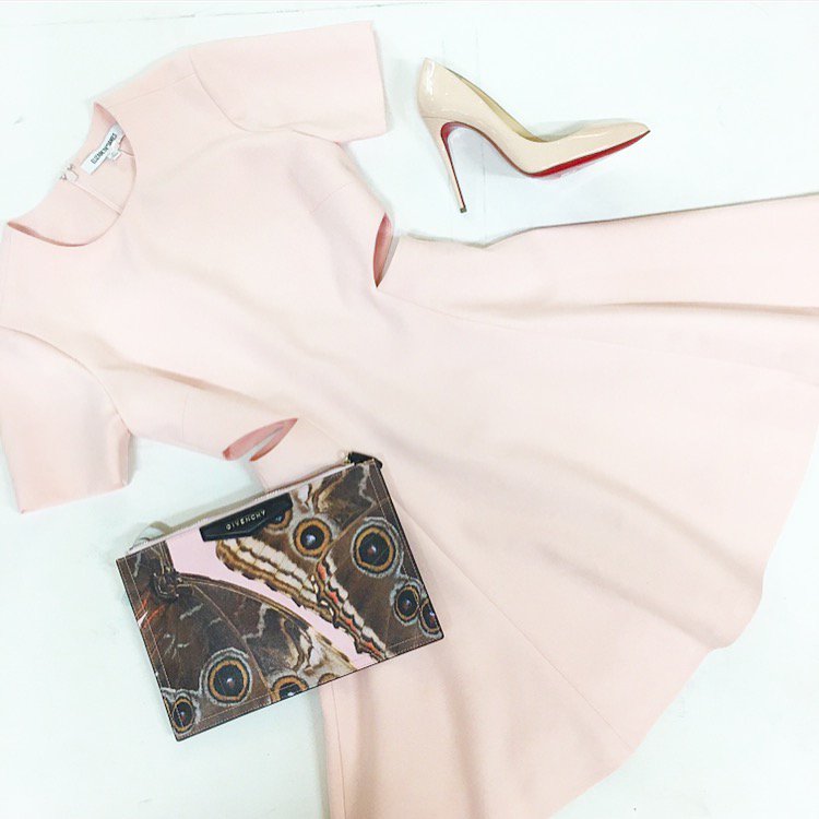 LinseyRead's tweet photo. Little fresh ๐in nude ๐๐ผElizabeth & James ๐Matching Loubs ๐& Givenchy clutch ๐๐ผ#bankholidaylooks ๐#innow ๐๐ผ https://t.co/v5OesCiVEo