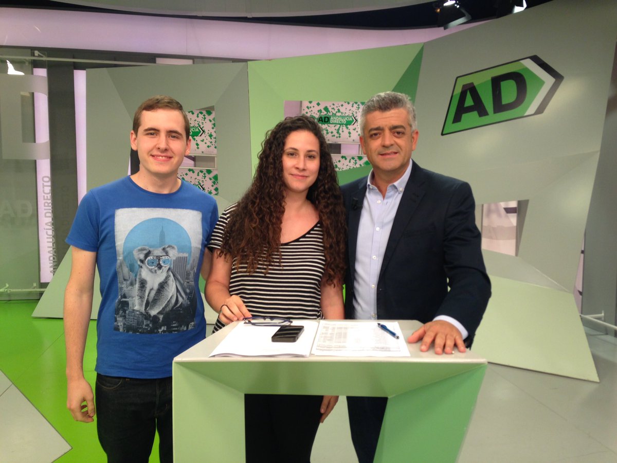 V_Limon's tweet photo. @mirandaanarosa y yo junto a @ModestoBarragan . Un equipo con el que no paramos de aprender!😊 @adirecto @canalsur https://t.co/ip69mZODMS