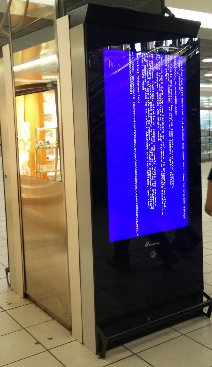 oscerd2's tweet photo. #StazioneTermini #windowsbluescreen https://t.co/jKYKDX1vBd