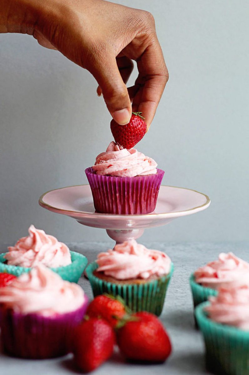 goPixora's tweet photo. This #strawberyy #cupcake #recipe by @HonestCooking looks ridiculously amazing! https://t.co/SvGQhxbhTW #food #bake https://t.co/B9kFI9dDSo