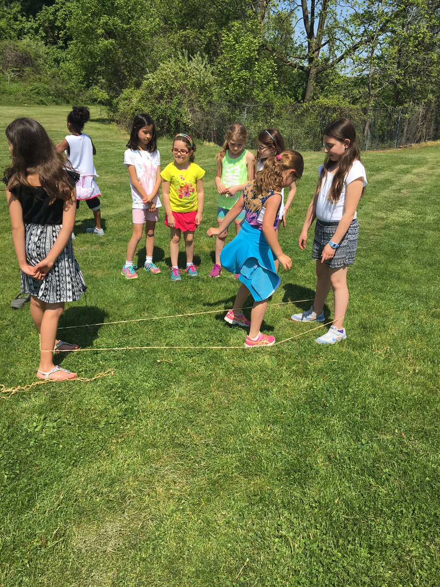 BHS_PYP's tweet photo. @WestHillsMS 5th graders taking action! Turn off the tech! Play rubberband jumprope! @Laura_B_OGrady @MaryHillberry https://t.co/RxA2kPI8KA