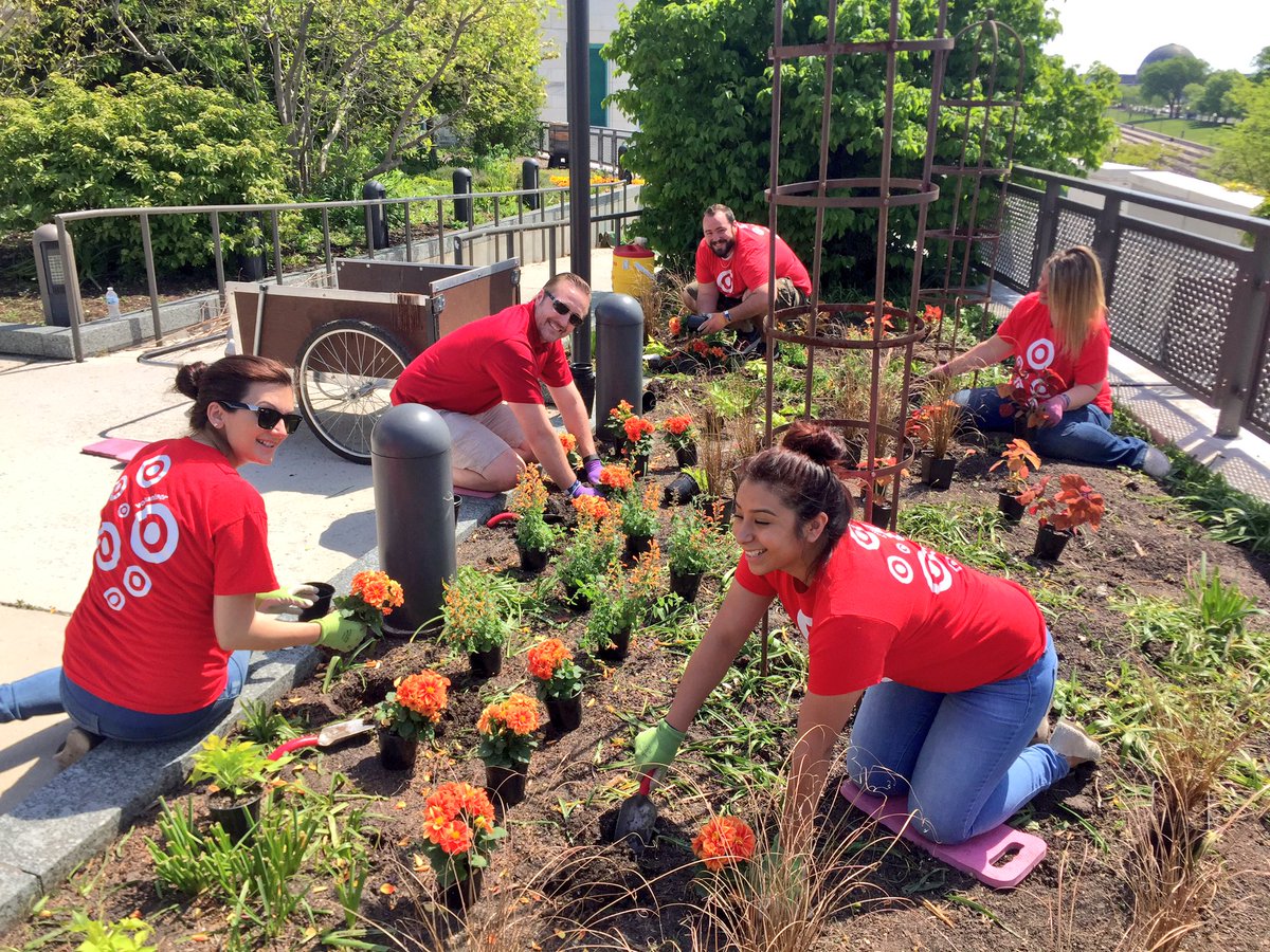 AmandaSully01's tweet photo. Beautiful day to volunteer at the Shedd with my Target Family! 🌻🌷🎯 #targetcare @tonypena @billhall43220 https://t.co/iMJDS9WuTw