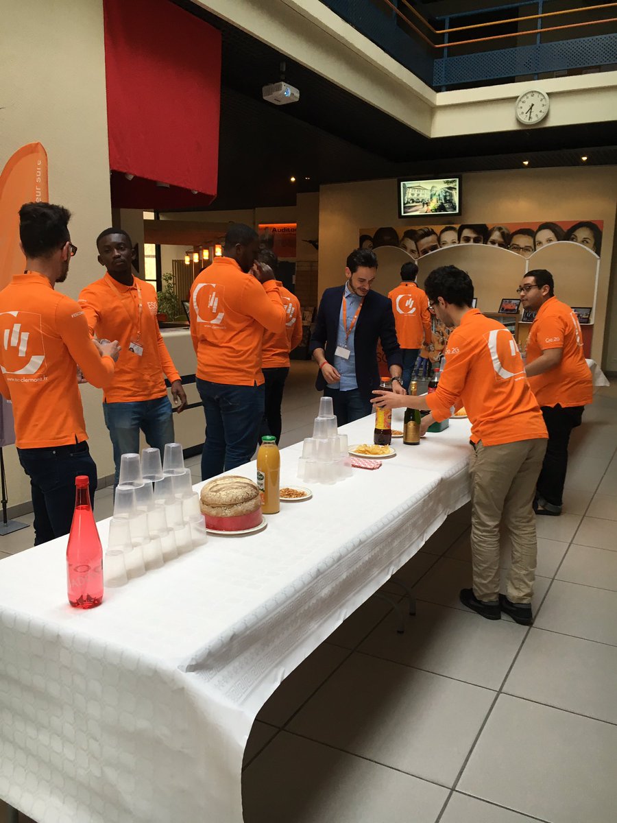 aud260894's tweet photo. Les oranges accueillent le jury !!@escclermont #Admissibles2016 https://t.co/eVWuCT5dtW