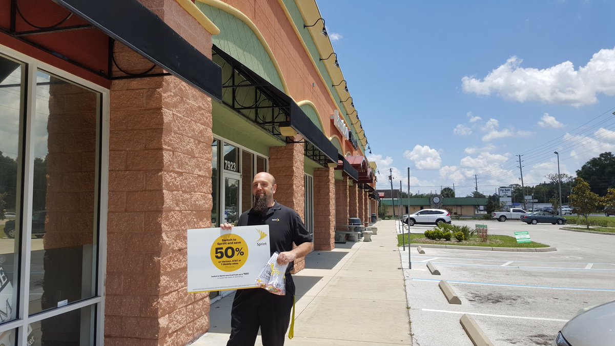 5StarCR's tweet photo. Talking to our neighbors about #switchingtosprint! @SWFLDM5STAR @LarosaRob @bill_figueroa @toddkeeler https://t.co/NgN3heUwpT