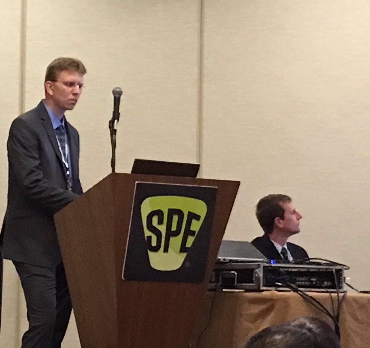 AnaMariaMarin_1's tweet photo. #Plastics #Simulation @4SPE_Plastics continues with Mat Jaworski talking about weld lines @ADSKSimulation #Moldflow https://t.co/jzvAnh296d