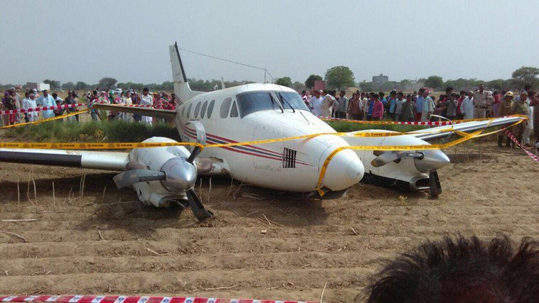 FinalReport1's tweet photo. Air ambulance crash lands in Najafgarh, all escape unhurt https://t.co/segOoZZJNA https://t.co/3QZ0Ww6l63