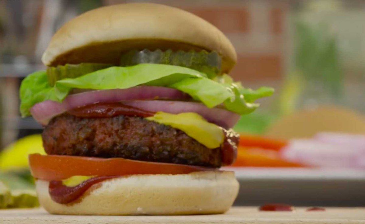The Beyond Burger: World's 1st plant-based burger to be sold in the meat aisle. <a href="/CNNMoney/">moneyzab</a> buff.ly/1TvmhnU