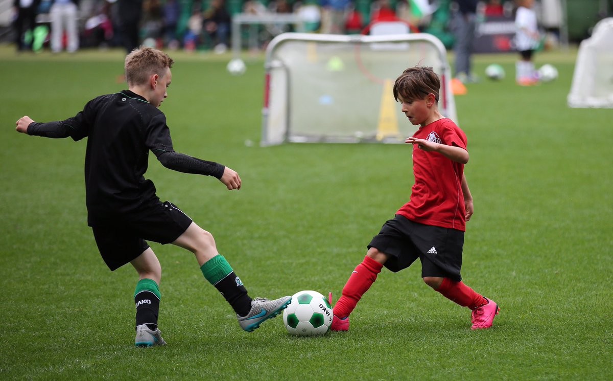 "Kicken im Stadion": Heute läuft das erste von drei FUNino-Turnieren in der #HDIArena. #H96 #NiemalsAllein (1/2)