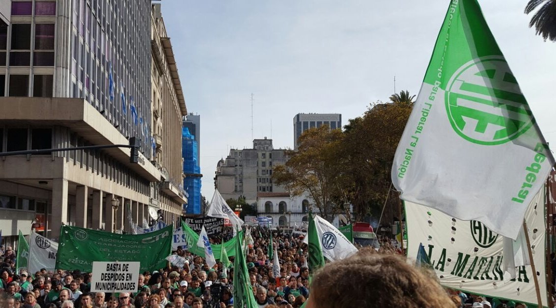 ATECapitalOk's tweet photo. [AHORA] Estamos en la puerta del Ministerio de Hacienda defendiendo el Estado Argentino y sus trabajadores/as. https://t.co/p04Est4OGQ