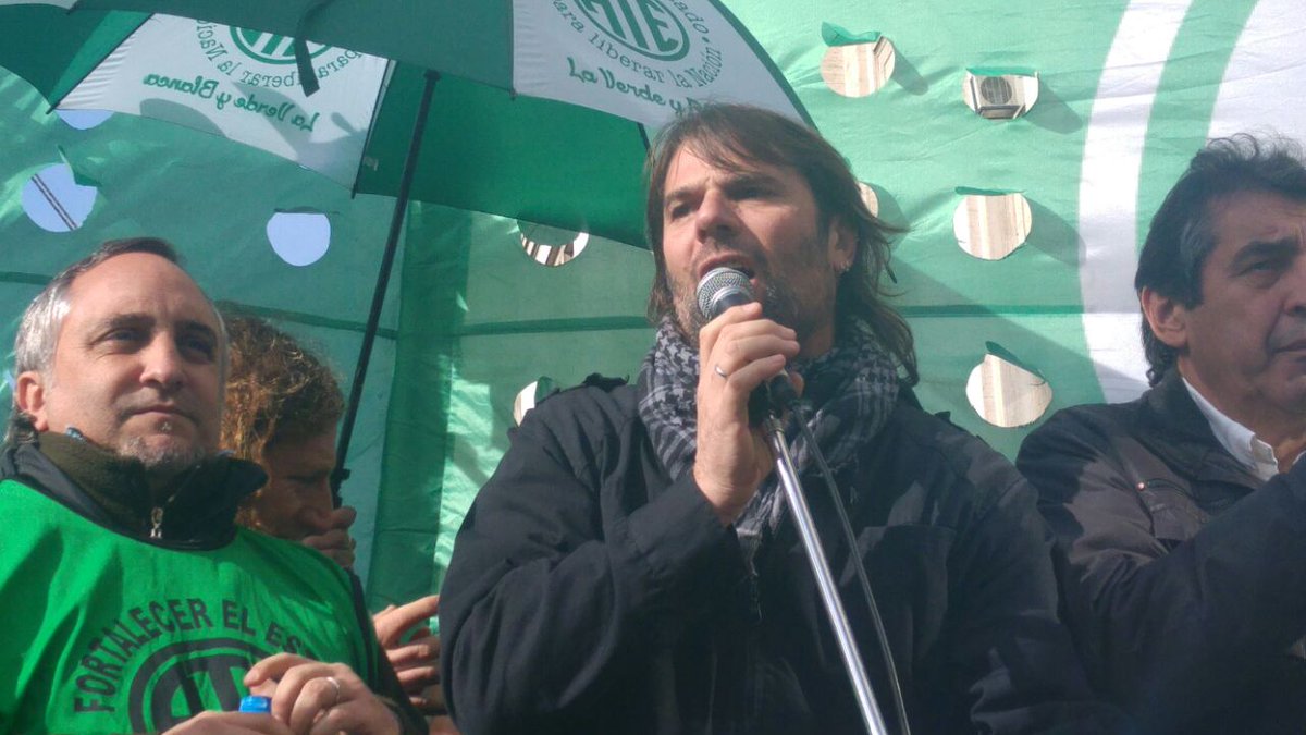 ATECapitalOk's tweet photo. [AHORA] Estamos en la puerta del Ministerio de Hacienda defendiendo el Estado Argentino y sus trabajadores/as. https://t.co/p04Est4OGQ