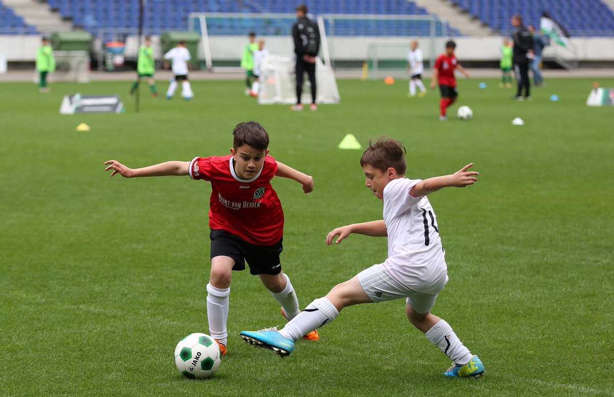 Morgen und übermorgen geht's weiter - Interessierte sind herzlich willkommen! #H96 #96Fußballschule #FUNino (2/2)