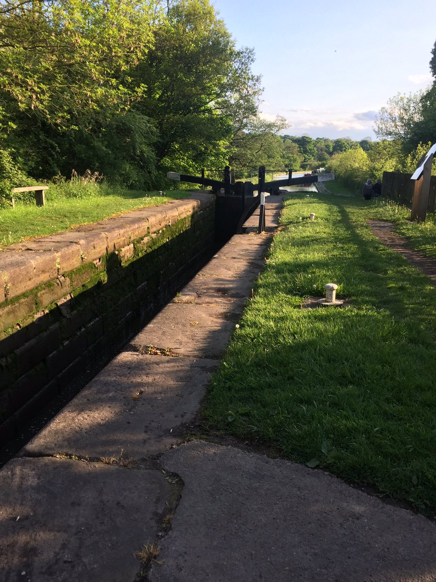A wonderful sunny evening <a href="/heritageNboats/">Heritage Narrowboats</a> #bosleylocks to tackle in the morning 😳