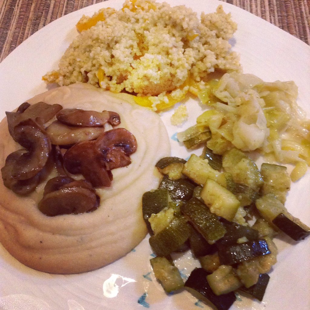 Pure' di lenticchie rosse cous cous di miglio e peperoni zucchine e porri saltati in padella 😍