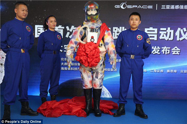 DailyMail's tweet photo. Chinese high-tech company looks for volunteers to parachute from SPACE https://t.co/psFgHj6kpB https://t.co/TCakhzVXep