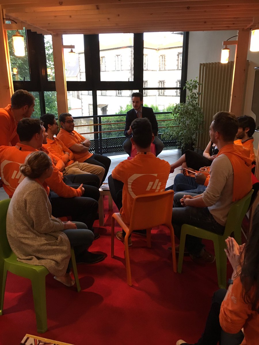 aud260894's tweet photo. Briefing avec le grand chef !! @escclermont #Admissibles2016 https://t.co/df6IVa2LP8