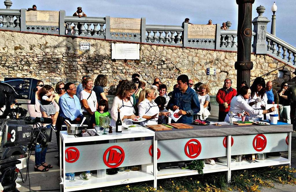 cat_testimo's tweet photo. 🎥Divendres🎥
#sitges #igersitges #tv3#divendres #divendrestv3 #catalunya #catalunyatestimo… https://t.co/R5YUaQW9jS https://t.co/YTHGVYzTwM