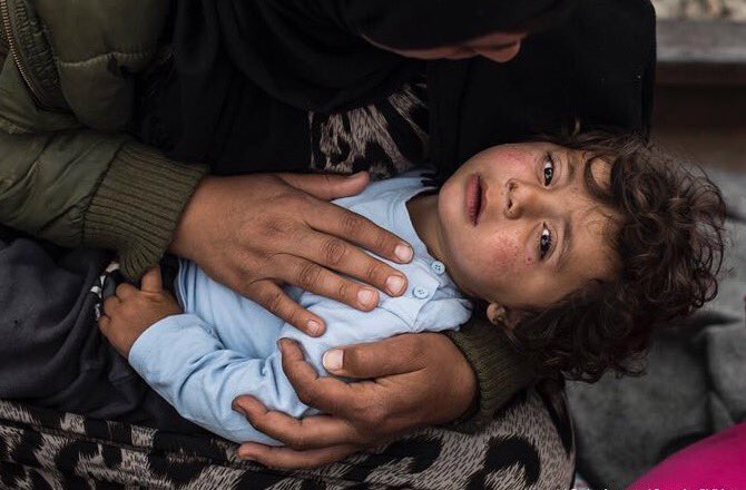 AlejandroSanz's tweet photo. Expulsado de #idomeni.Delito:huir de la guerra. Enfermo y en brazos de su familia @SaveChildrenEs #vergüenzaeuropea https://t.co/0X5VN2px7X