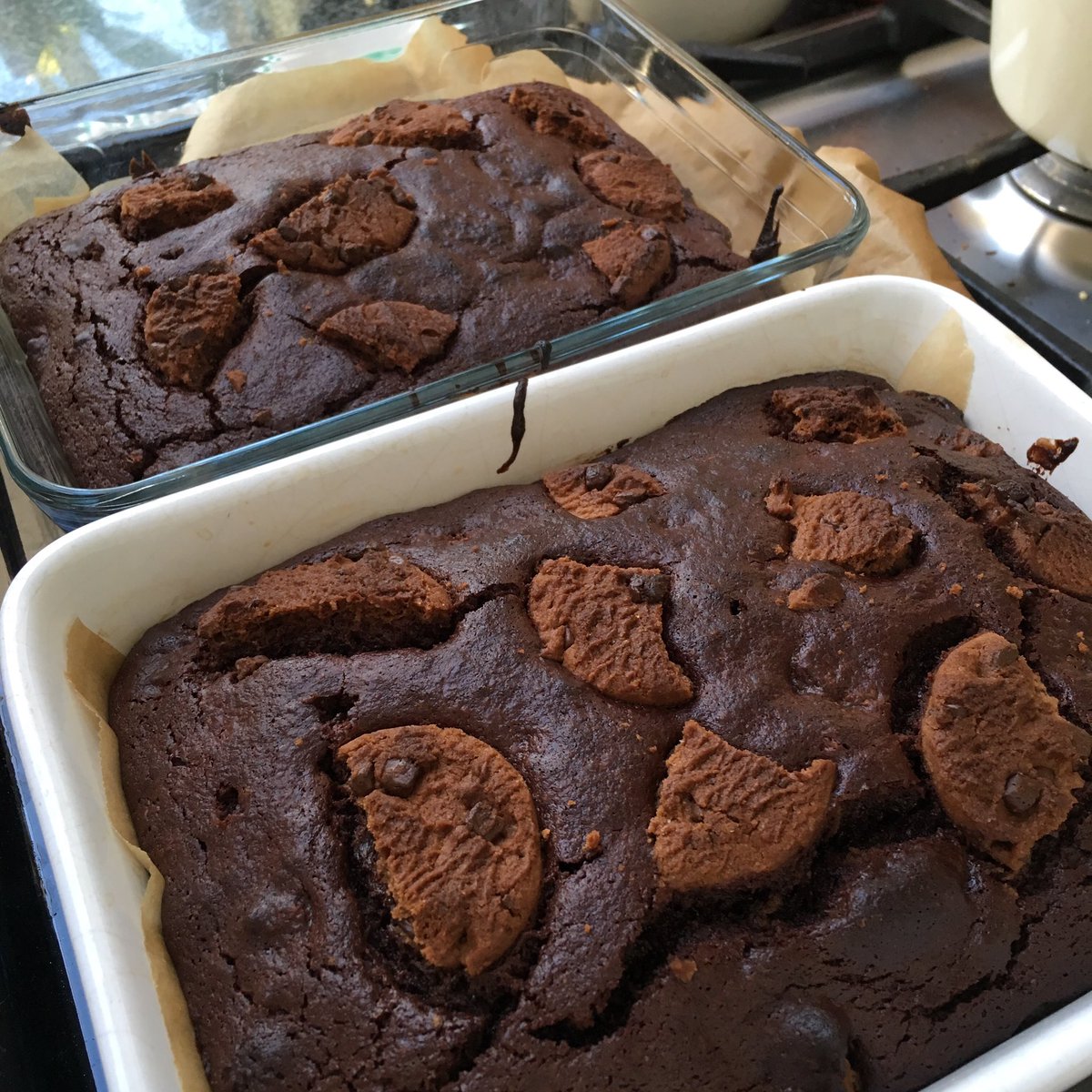 CathieLive's tweet photo. When my darling daughter bakes, this is what happens, its #mostlychocolate. #brownie #delicious https://t.co/DnRBHG7XUP