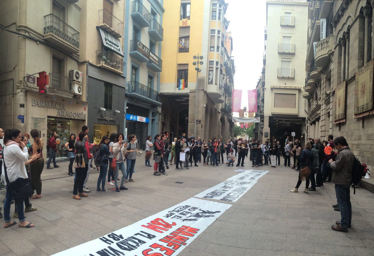 NoennostrenomLl's tweet photo. Cassolada davant de la Paeria de Lleida per rebutjar les polítiques de fronteres de la UE #28Mobrimfronteres https://t.co/KJ8aQF1KRN