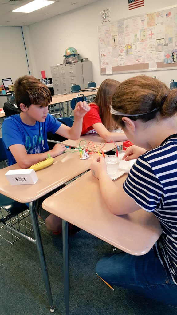 HawkSTEMClub's tweet image. Fun learning about circuts with @makeymakey and @ScratchJr  #ILikeToMoveItIt