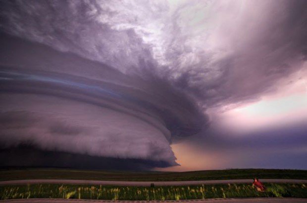 g1's tweet photo. Caçador de tempestades registra imagens impressionantes nos EUA https://t.co/2OFnIuYYoX #G1 https://t.co/KNE9R4saoY