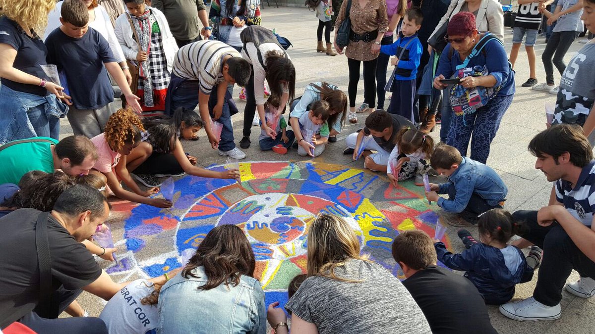 nuriaparlon's tweet photo. #24M Mandala gegant per la pau #santacoloma https://t.co/2AFazJzHS4