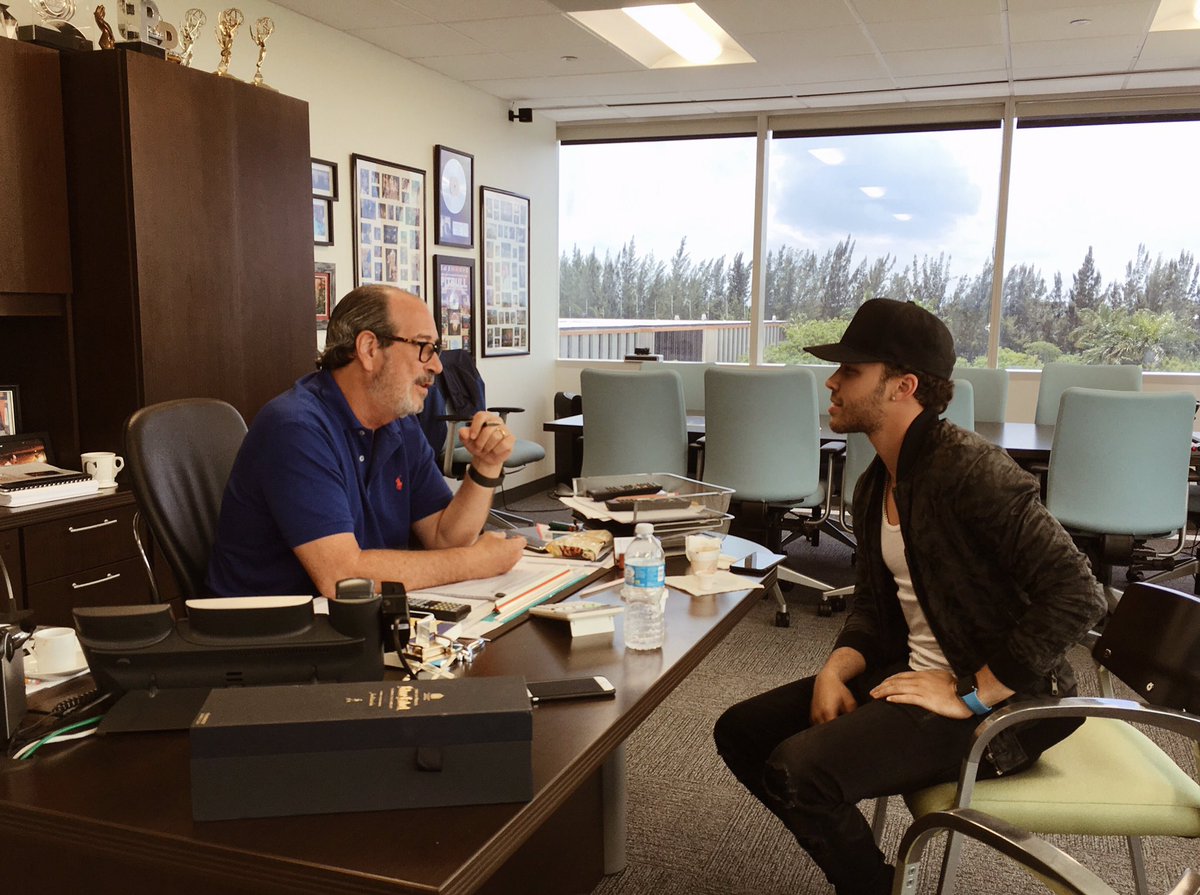 PremiosJuventud's tweet photo. The boss and @PrinceRoyce 😎 https://t.co/Kxag7EezO8