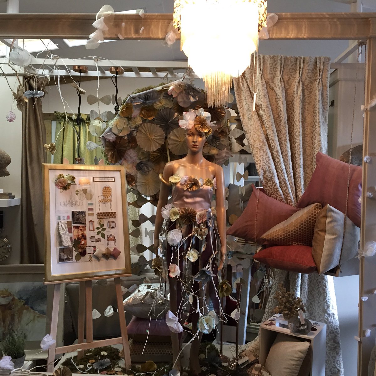 WillowandWells's tweet image. Just reached our 100th follower !! Good going guys, lets keep following !! #springdisplay #worcesterhour