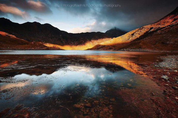 ItsYourWales's tweet photo. Wow! Richard catches fantastic #welshreflections in Snowdonia brilliant #welshphotography courtesy @PHOTORICHARD https://t.co/UCxokNuH9t