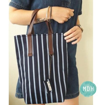 Handig om te hebben deze stoere blauwe gestreepte tas met leren bandjes ow.ly/C4iy300xiyu