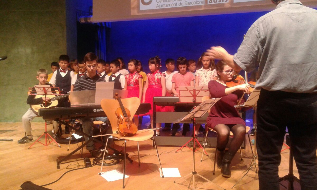 EscolaPereVila's tweet photo. Gran acte final del #projectejunts els de 3r han gaudit molt i ens ha encantat participar-hi! #intercanvis #concert https://t.co/50Zhcocae8