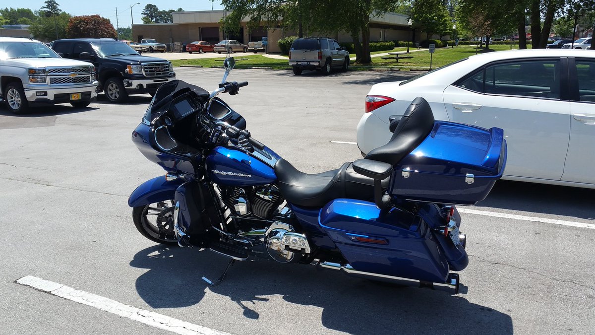 postman1968's tweet photo. At work daydreaming about riding! #bluethunderisrolling https://t.co/MZSc5zXR2W