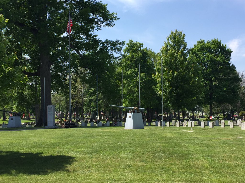 AndersonUPolice's tweet photo. It isn't about grilling out and vacation weekends... Pic from Maplewood Cemetery. #MemorialDay #HonorTheirSacrifice https://t.co/gN7DGDrAlb