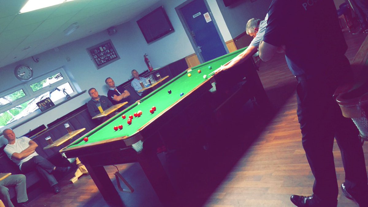 The last <a href="/FostersUK/">Foster's</a> Golden Cue quarter finals match between Lingard  and Low moors Holmes. Holmes 2-0 up. #FGC