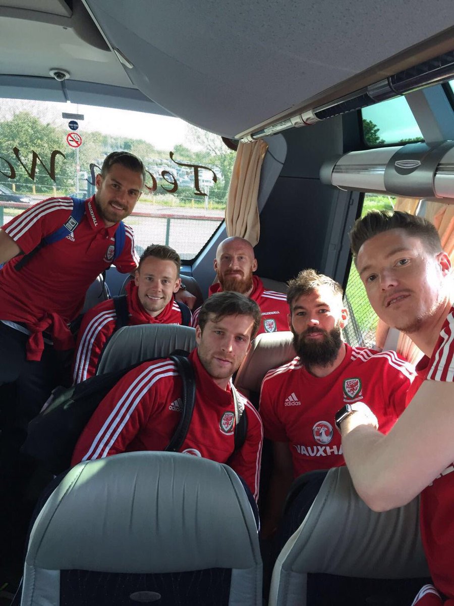footbaIIerreact's tweet photo. Trying to take pictures with your mates like https://t.co/8NV6UJlbeT