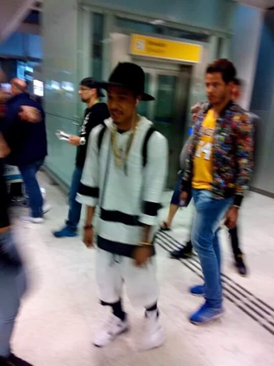 KhalilNewsBR's tweet photo. Khalil chegando no aeroporto de guarulhos 
 #1YearKhalilinBrazil https://t.co/IJCF8tiEI2