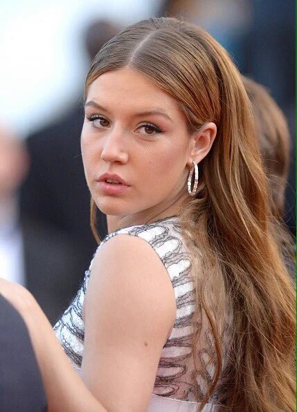 ExarchopoulosES's tweet photo. Adèle en Cannes (2016) en la premiere de su última película, "The Last Face". https://t.co/yVQg8BFge7