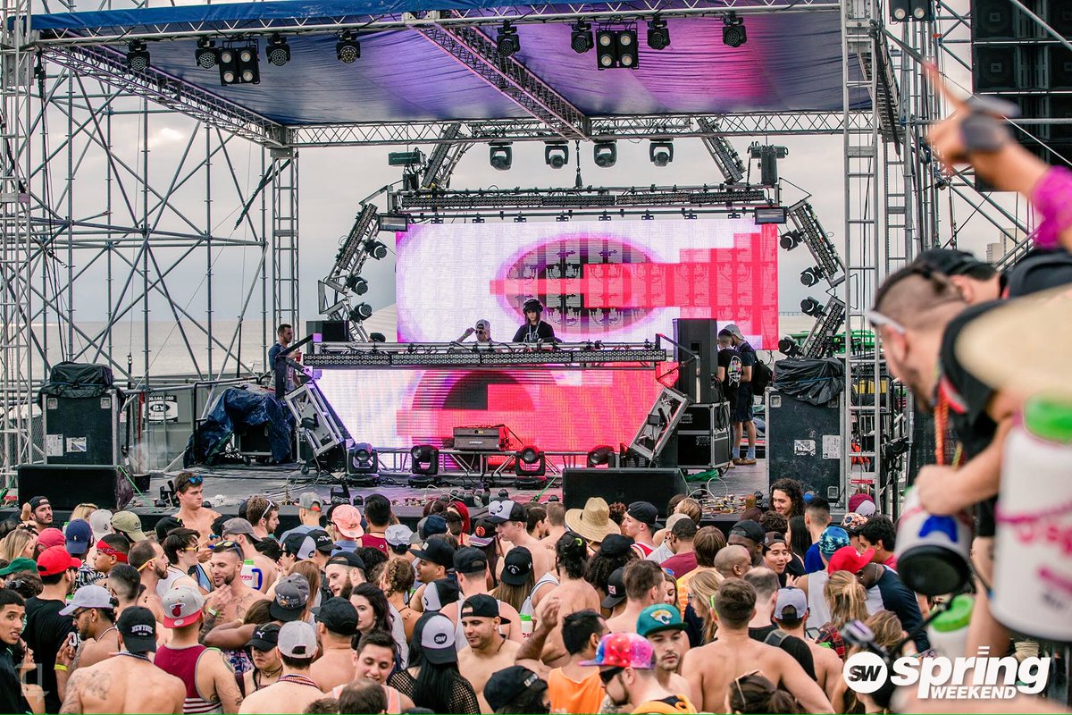 Great shot of <a href="/OfficialRezz/">RΞZZ</a> at Spring Weekend this year 🤘🏼