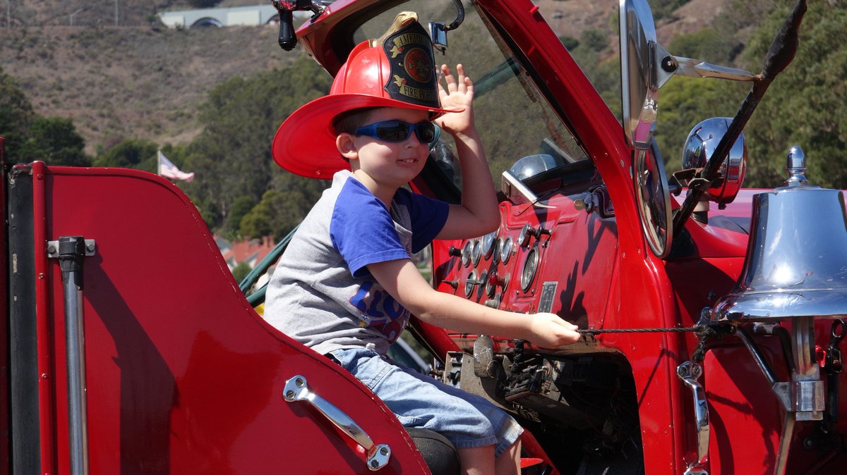 sf_fireengine's tweet image. Who will be your copilot the next time you are touring #SF in a #vintage #firetruck ? #SFFET #SFFireTruck