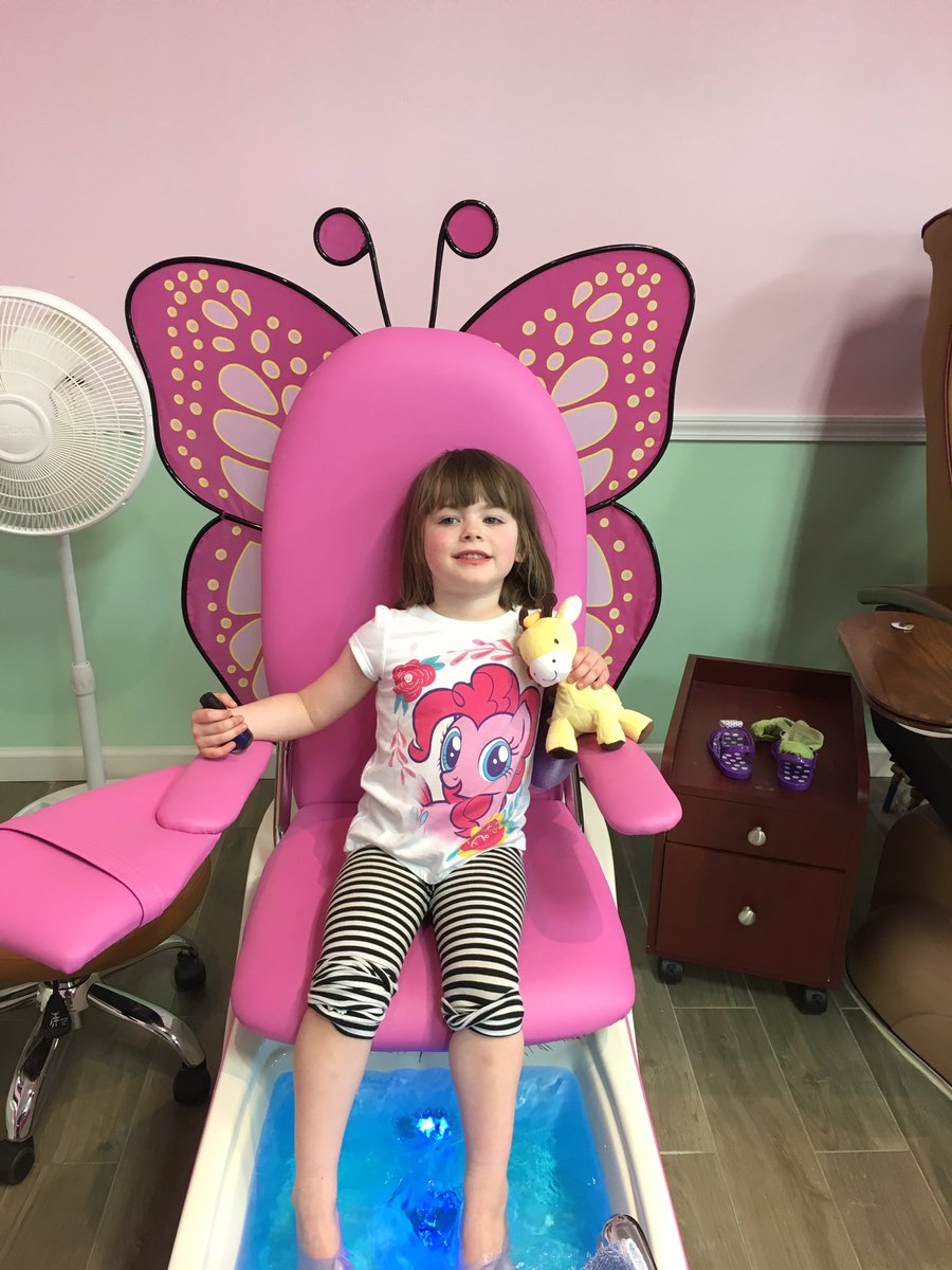 mshurbano's tweet photo. How is this not precious!!! #lovemygirl #firstpedi https://t.co/HE5E5qHkRt