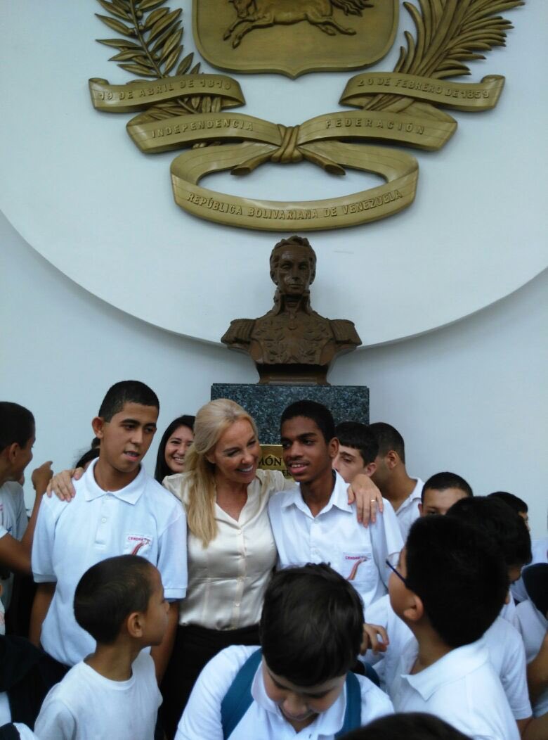diana_dagostino's tweet photo. Estudiantes q visitan @AsambleaVE se sienten como en su casa porque desde #5E la AN es la casa d todos #SinExclusion https://t.co/LYv9pfhpcR