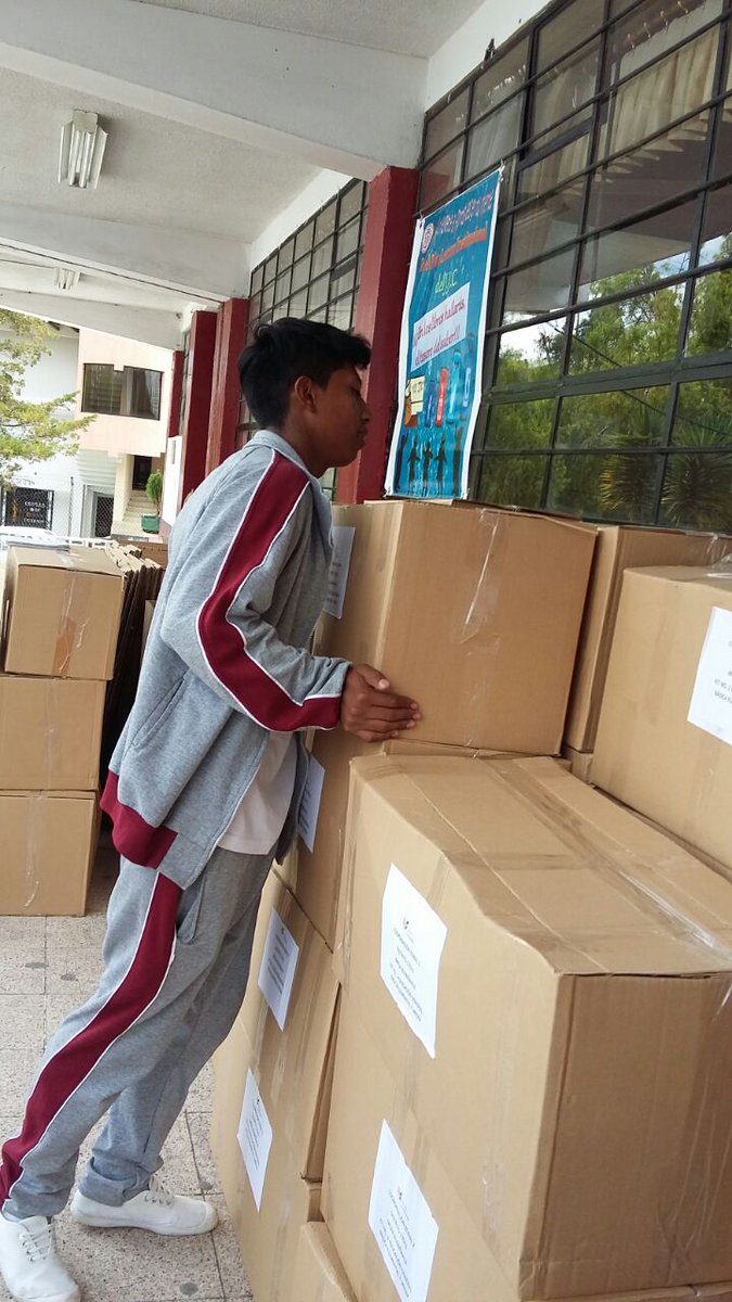 EducacionZ2_Ec's tweet photo. Estudiantes de UE del #Distrito17D11 embarcando Kits Escolares para a Jipijapa. #ViveLaEducacionEc https://t.co/B9jo1Vud0x